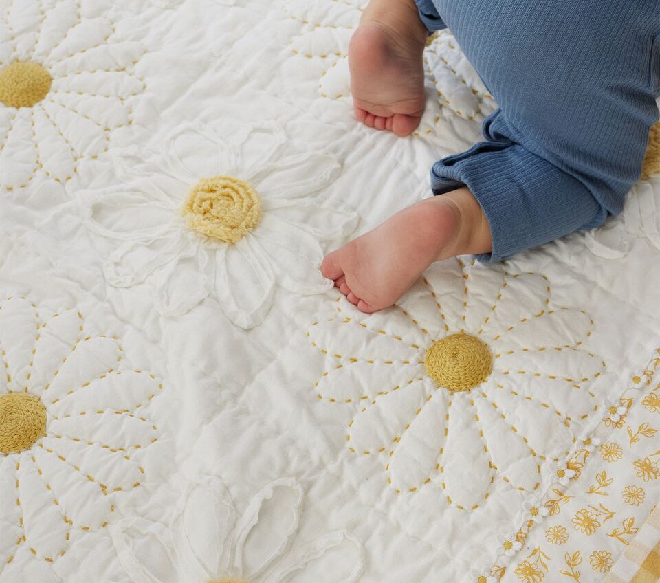 Dandy Daisy Baby Bedspread